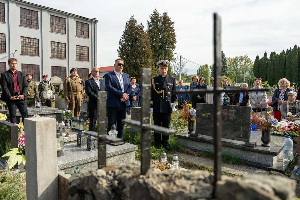 Uroczystość oznaczenia mogiły Anny i Jerzego Klimondów plakietą „Grób weterana walk o wolność i niepodległość Polski”. Fot.: IPN Krzysztof Łojko