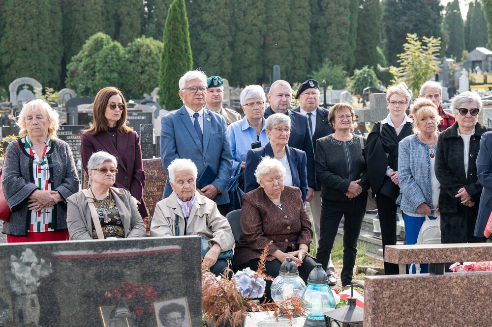 Uroczystość oznaczenia mogiły Anny i Jerzego Klimondów plakietą „Grób weterana walk o wolność i niepodległość Polski”. Fot.: IPN Krzysztof Łojko