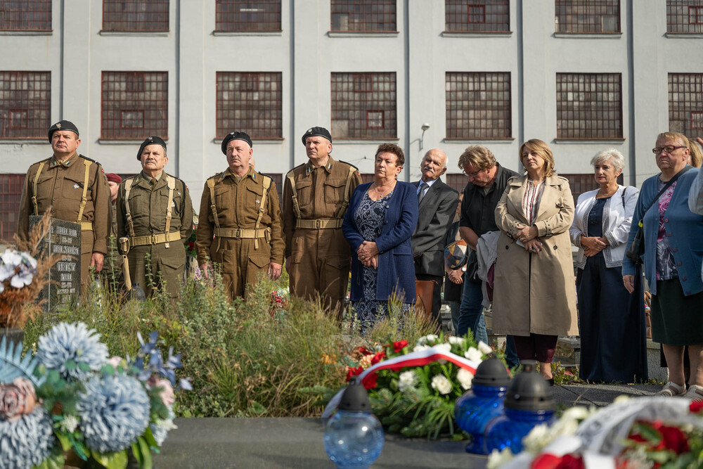 Uroczystość oznaczenia mogiły Anny i Jerzego Klimondów plakietą „Grób weterana walk o wolność i niepodległość Polski”. Fot.: IPN Krzysztof Łojko