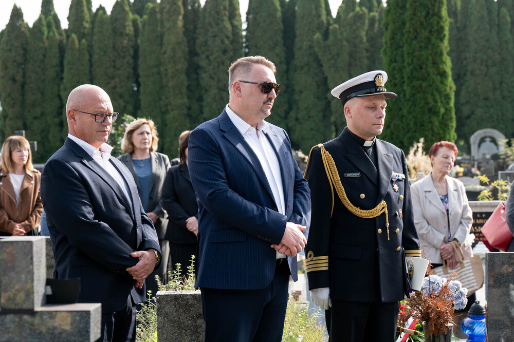 Uroczystość oznaczenia mogiły Anny i Jerzego Klimondów plakietą „Grób weterana walk o wolność i niepodległość Polski”. Fot.: IPN Krzysztof Łojko