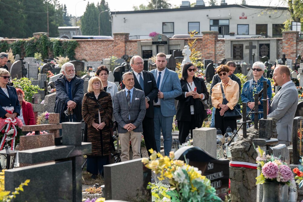 Uroczystość oznaczenia mogiły Anny i Jerzego Klimondów plakietą „Grób weterana walk o wolność i niepodległość Polski”. Fot.: IPN Krzysztof Łojko