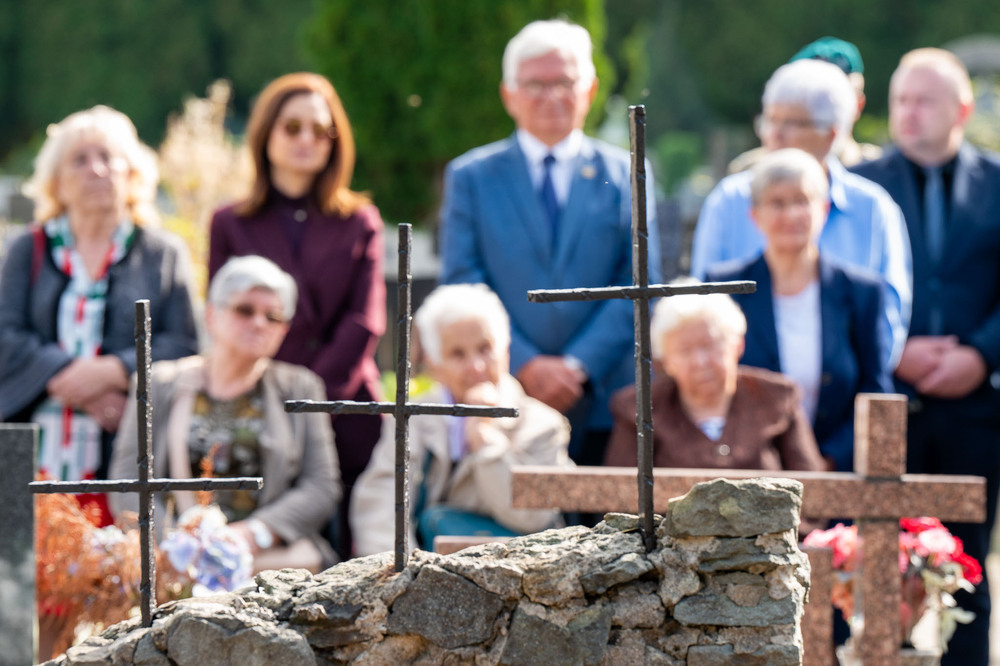 Uroczystość oznaczenia mogiły Anny i Jerzego Klimondów plakietą „Grób weterana walk o wolność i niepodległość Polski”. Fot.: IPN Krzysztof Łojko
