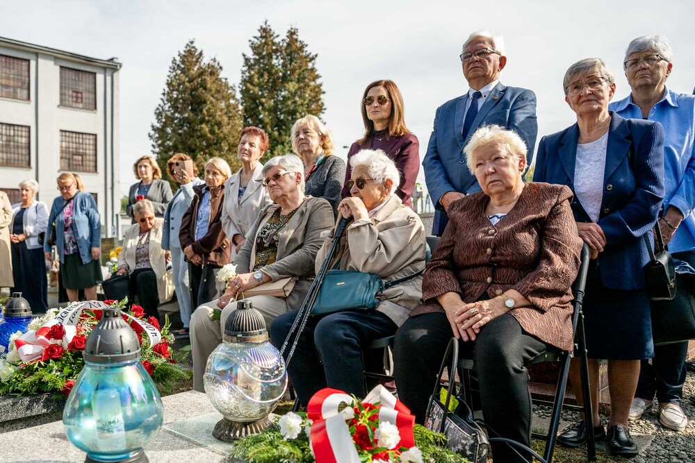 Uroczystość oznaczenia mogiły Anny i Jerzego Klimondów plakietą „Grób weterana walk o wolność i niepodległość Polski”. Fot.: IPN Krzysztof Łojko