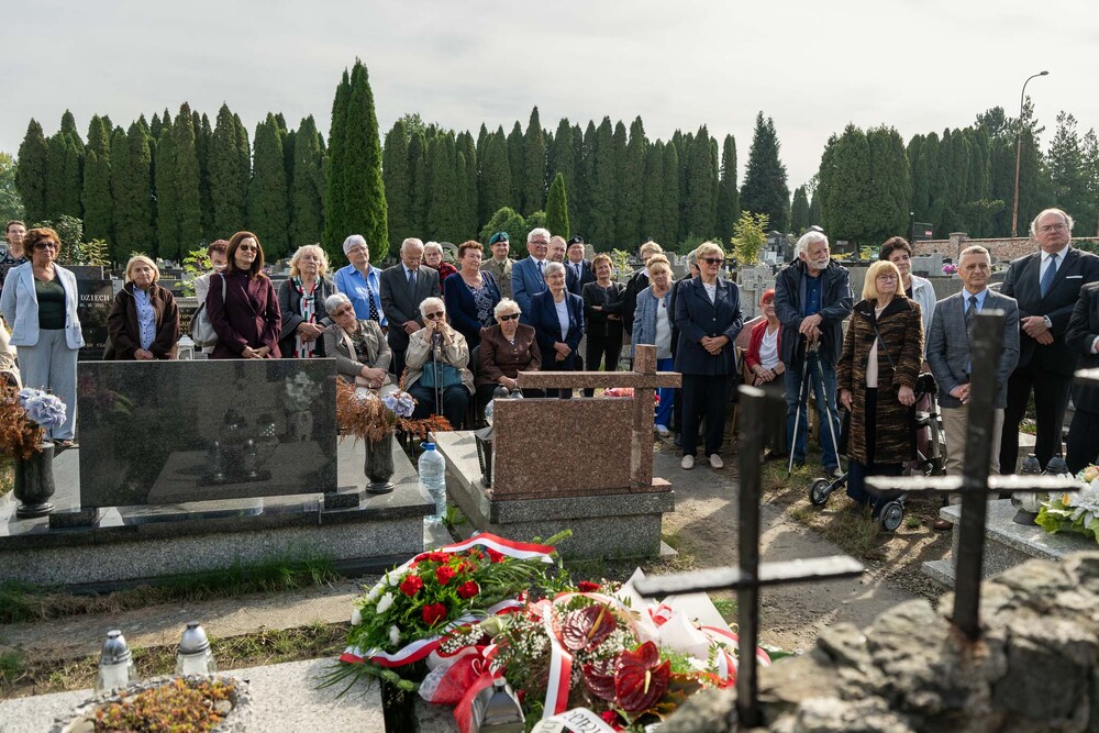 Uroczystość oznaczenia mogiły Anny i Jerzego Klimondów plakietą „Grób weterana walk o wolność i niepodległość Polski”. Fot.: IPN Krzysztof Łojko