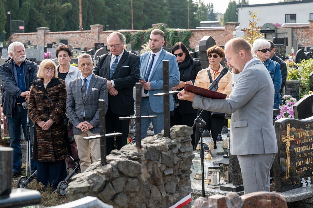 Uroczystość oznaczenia mogiły Anny i Jerzego Klimondów plakietą „Grób weterana walk o wolność i niepodległość Polski”. Fot.: IPN Krzysztof Łojko