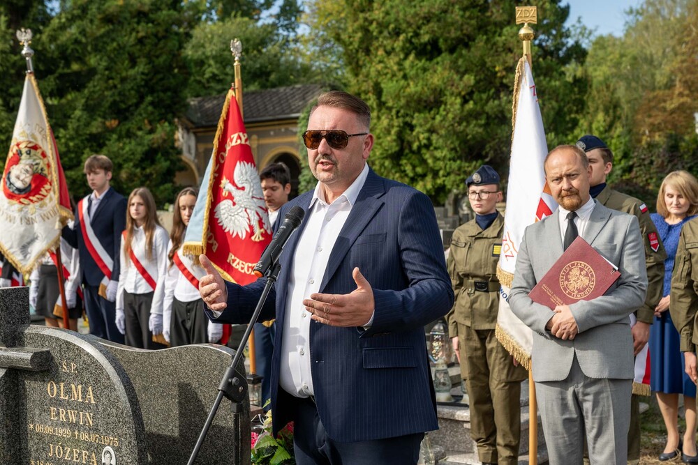 Uroczystość oznaczenia mogiły Anny i Jerzego Klimondów plakietą „Grób weterana walk o wolność i niepodległość Polski”. Fot.: IPN Krzysztof Łojko