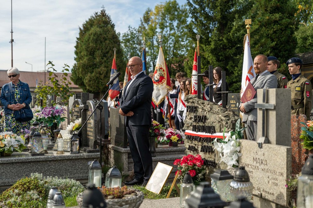 Uroczystość oznaczenia mogiły Anny i Jerzego Klimondów plakietą „Grób weterana walk o wolność i niepodległość Polski”. Fot.: IPN Krzysztof Łojko