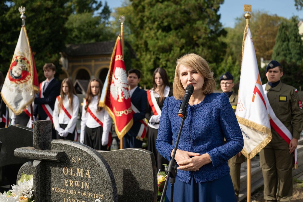 Uroczystość oznaczenia mogiły Anny i Jerzego Klimondów plakietą „Grób weterana walk o wolność i niepodległość Polski”. Fot.: IPN Krzysztof Łojko