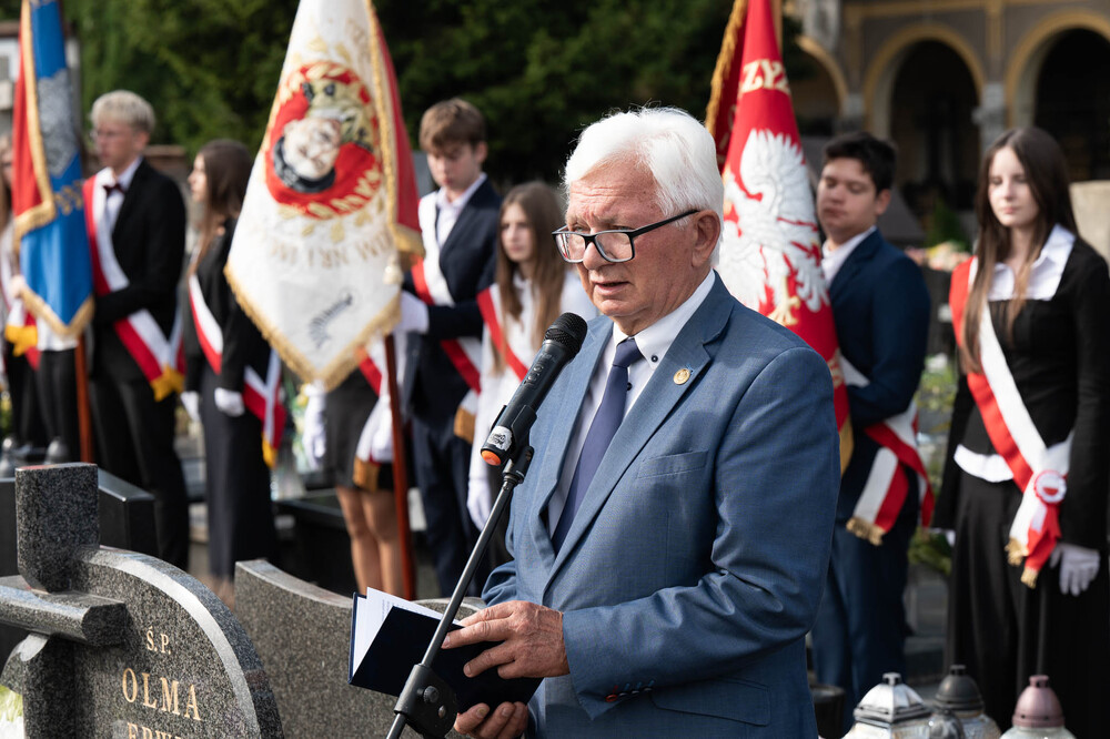 Uroczystość oznaczenia mogiły Anny i Jerzego Klimondów plakietą „Grób weterana walk o wolność i niepodległość Polski”. Fot.: IPN Krzysztof Łojko