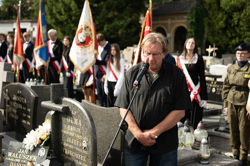 Uroczystość oznaczenia mogiły Anny i Jerzego Klimondów plakietą „Grób weterana walk o wolność i niepodległość Polski”. Fot.: IPN Krzysztof Łojko