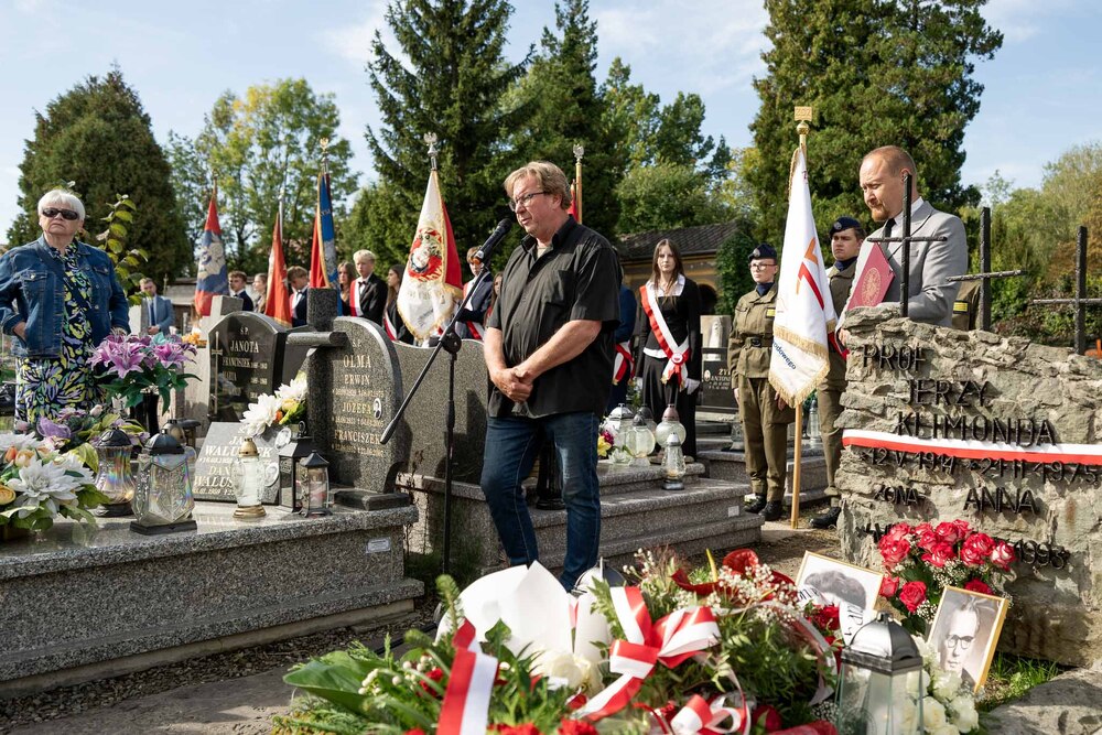 Uroczystość oznaczenia mogiły Anny i Jerzego Klimondów plakietą „Grób weterana walk o wolność i niepodległość Polski”. Fot.: IPN Krzysztof Łojko