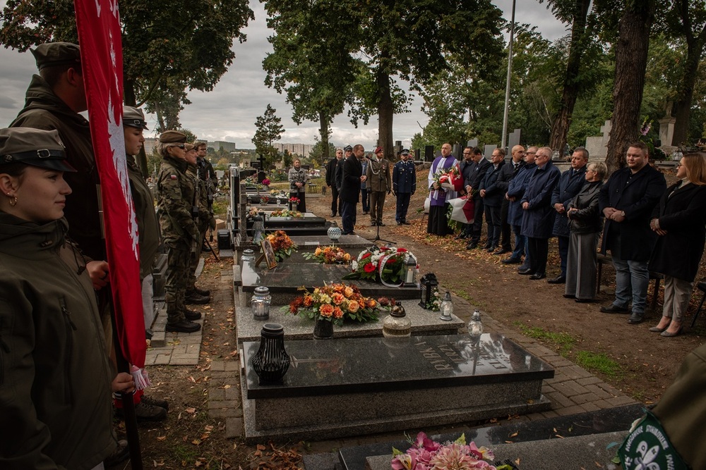 Uroczystość oznaczenia grobów powstańców śląskich znakiem pamięci „Tobie Polsko” w Rybniku. Fot. Krzysztof Liszka/IPN