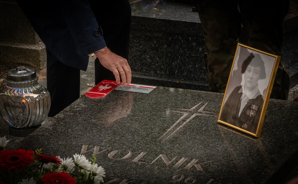 Uroczystość oznaczenia grobów powstańców śląskich znakiem pamięci „Tobie Polsko” w Rybniku. Fot. Krzysztof Liszka/IPN