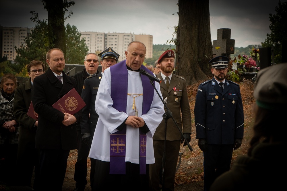 Uroczystość oznaczenia grobów powstańców śląskich znakiem pamięci „Tobie Polsko” w Rybniku. Fot. Krzysztof Liszka/IPN