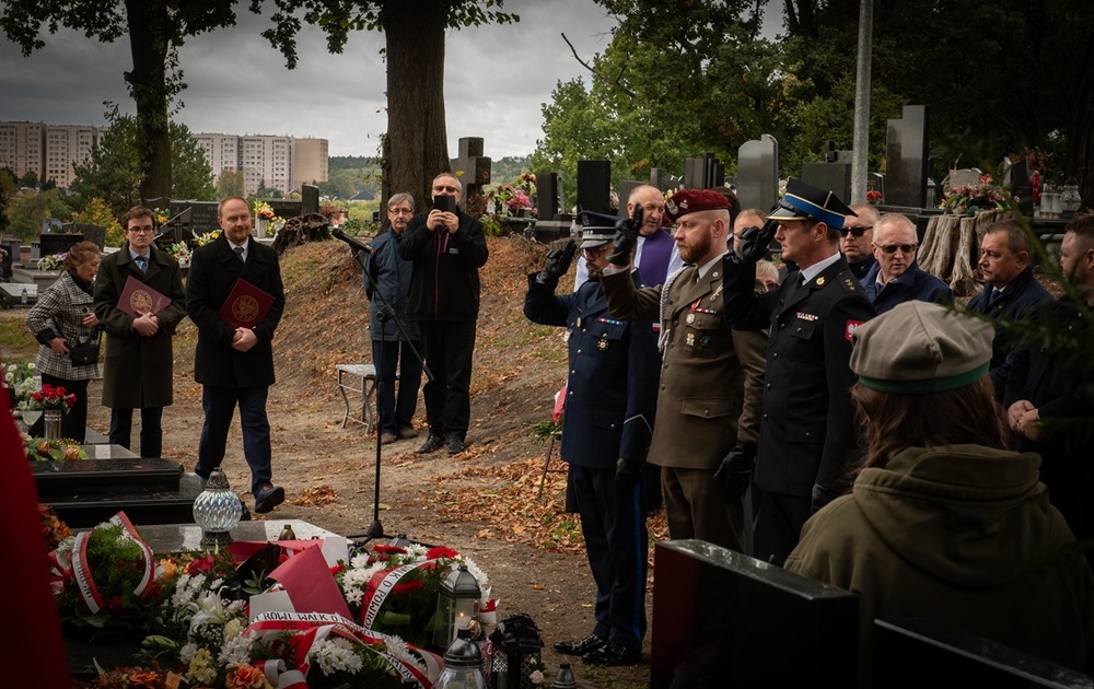 Uroczystość oznaczenia grobów powstańców śląskich znakiem pamięci „Tobie Polsko” w Rybniku. Fot. Krzysztof Liszka/IPN