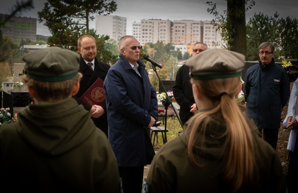 Uroczystość oznaczenia grobów powstańców śląskich znakiem pamięci „Tobie Polsko” w Rybniku. Fot. Krzysztof Liszka/IPN