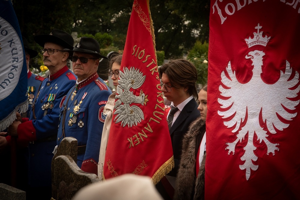 Uroczystość oznaczenia grobów powstańców śląskich znakiem pamięci „Tobie Polsko” w Rybniku. Fot. Krzysztof Liszka/IPN