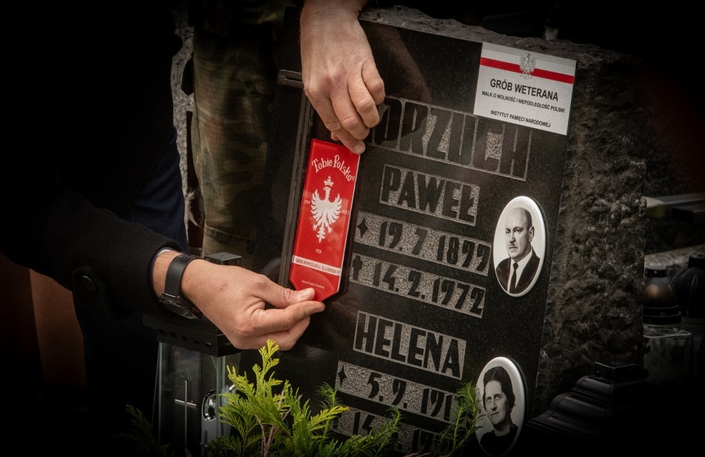 Uroczystość oznaczenia grobów powstańców śląskich znakiem pamięci „Tobie Polsko” w Rybniku. Fot. Krzysztof Liszka/IPN