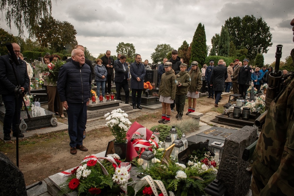 Uroczystość oznaczenia grobów powstańców śląskich znakiem pamięci „Tobie Polsko” w Rybniku. Fot. Krzysztof Liszka/IPN