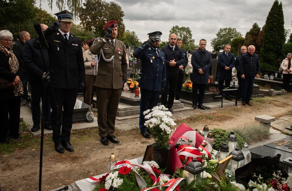 Uroczystość oznaczenia grobów powstańców śląskich znakiem pamięci „Tobie Polsko” w Rybniku. Fot. Krzysztof Liszka/IPN