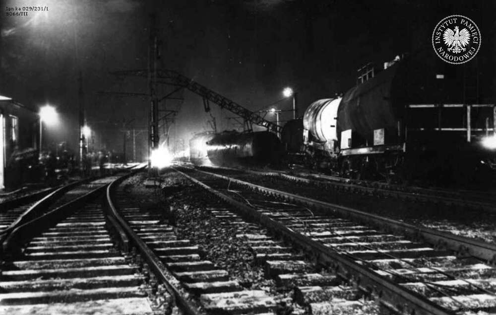 Wykolejone i uszkodzone cysterny oraz zerwana sieć trakcyjna w Poraju, grudzień 1970 r. (IPN Ka 029/231, t. 1)