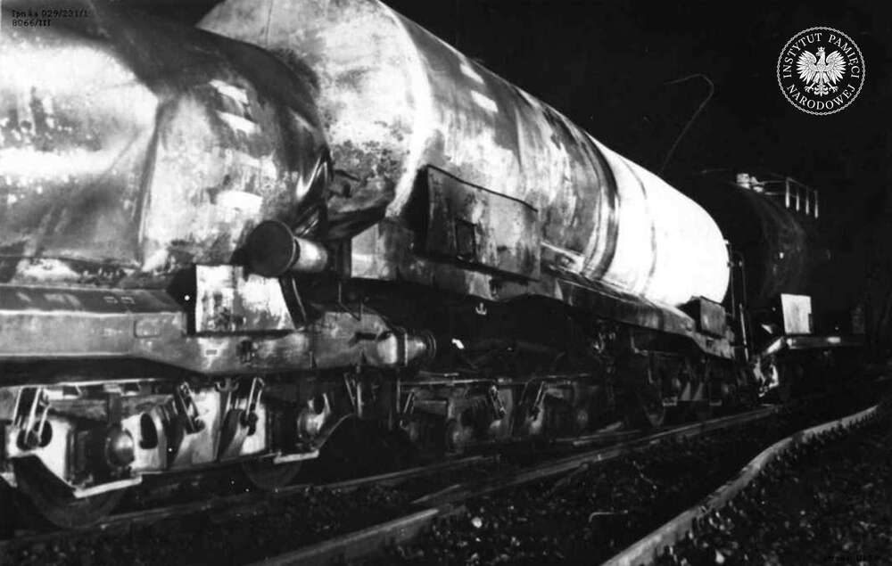 Wykolejone i uszkodzone cysterny oraz zerwana sieć trakcyjna w Poraju, grudzień 1970 r. (IPN Ka 029/231, t. 1)