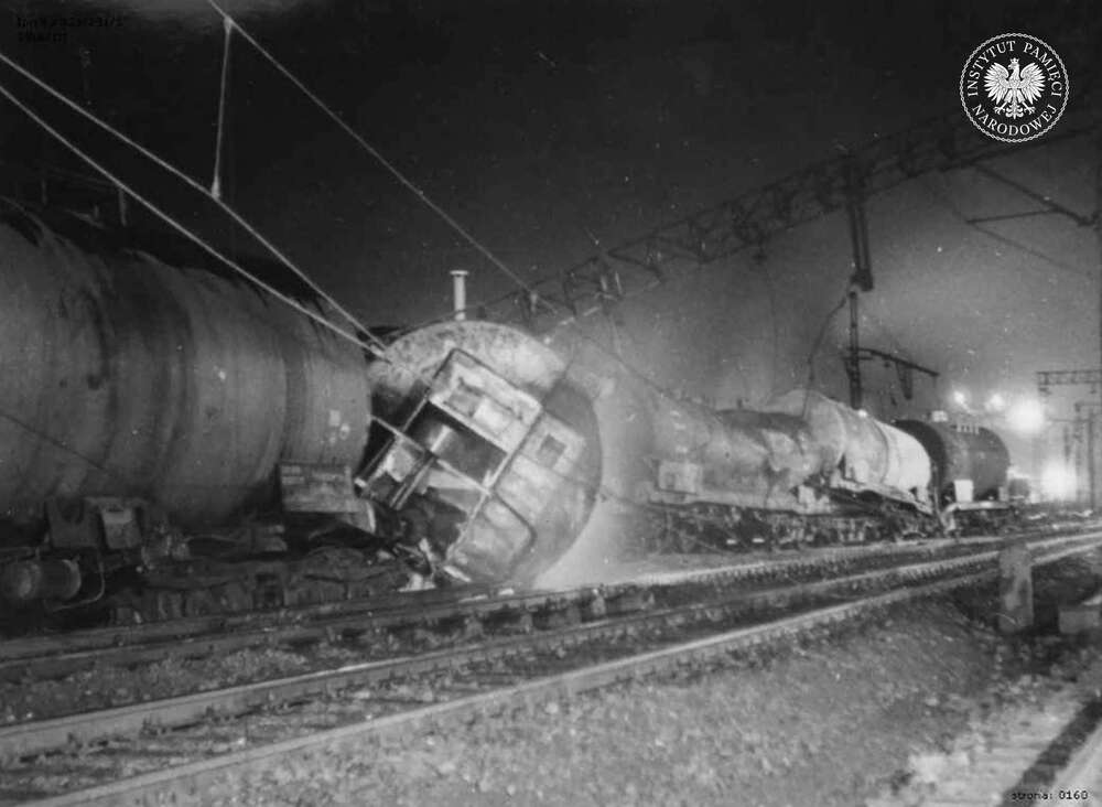 Wykolejone i uszkodzone cysterny oraz zerwana sieć trakcyjna w Poraju, grudzień 1970 r. (IPN Ka 029/231, t. 1)