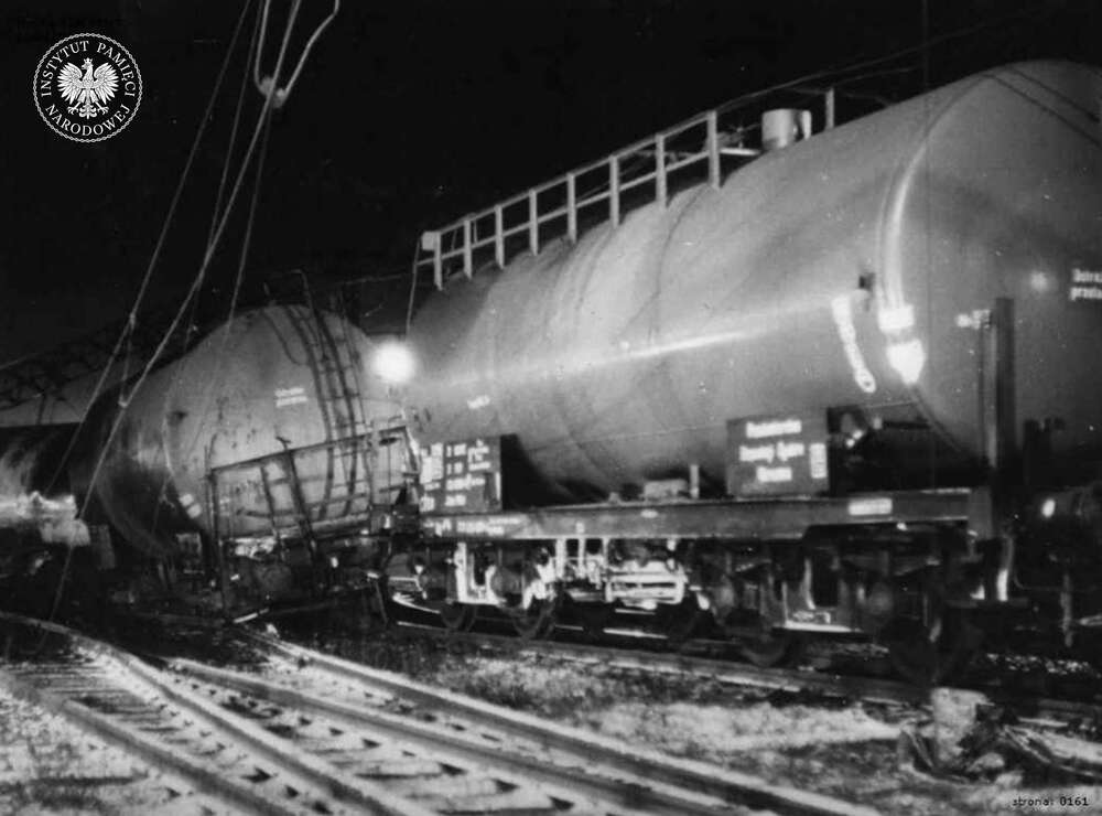 Wykolejone i uszkodzone cysterny oraz zerwana sieć trakcyjna w Poraju, grudzień 1970 r. (IPN Ka 029/231, t. 1)