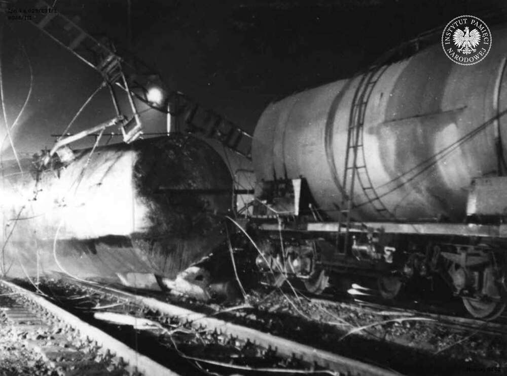 Wykolejone i uszkodzone cysterny oraz zerwana sieć trakcyjna w Poraju, grudzień 1970 r. (IPN Ka 029/231, t. 1)