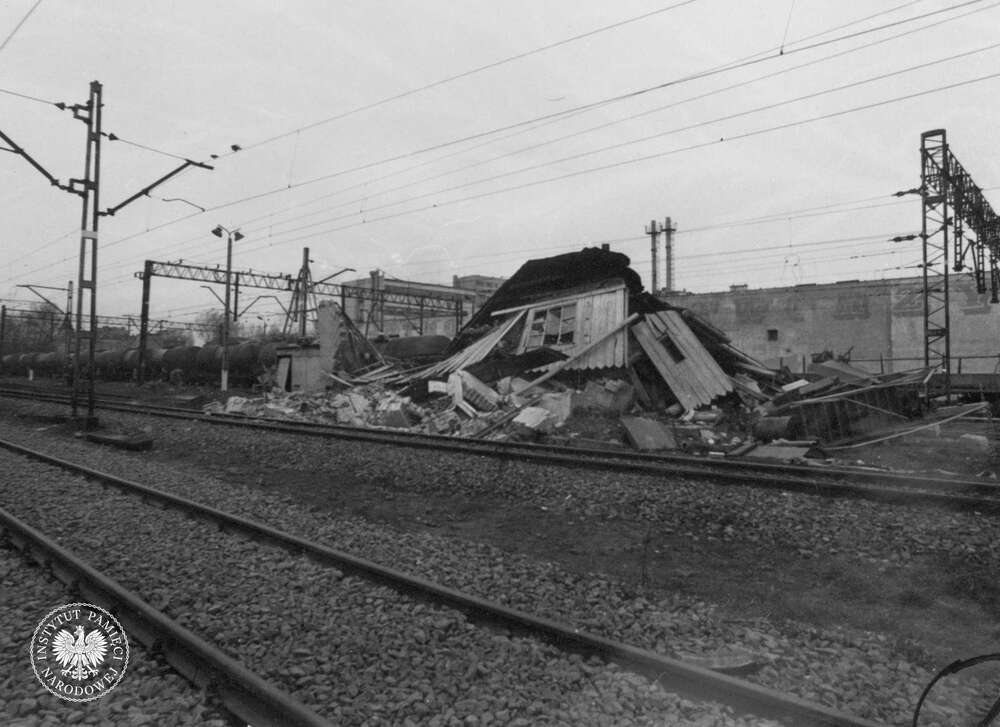 Zburzona nastawnia dysponująca w Częstochowie, kwiecień 1987 r. (IPN Ka 09/127)