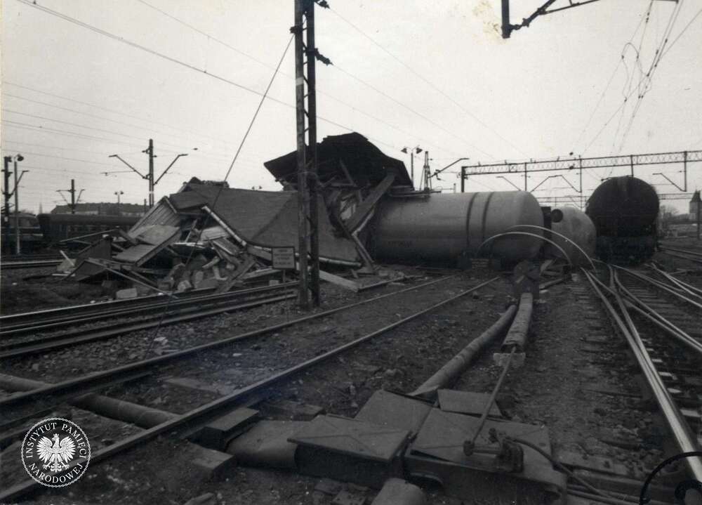 Wykolejone cysterny i zburzona nastawnia w Częstochowie, kwiecień 1987 r. (IPN Ka 029/127)