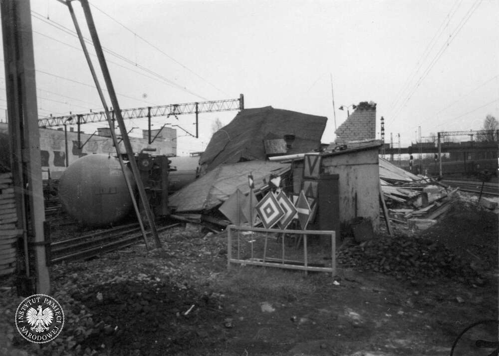 Wykolejone cysterny i zburzona nastawnia w Częstochowie, kwiecień 1987 r. (IPN Ka 029/127)