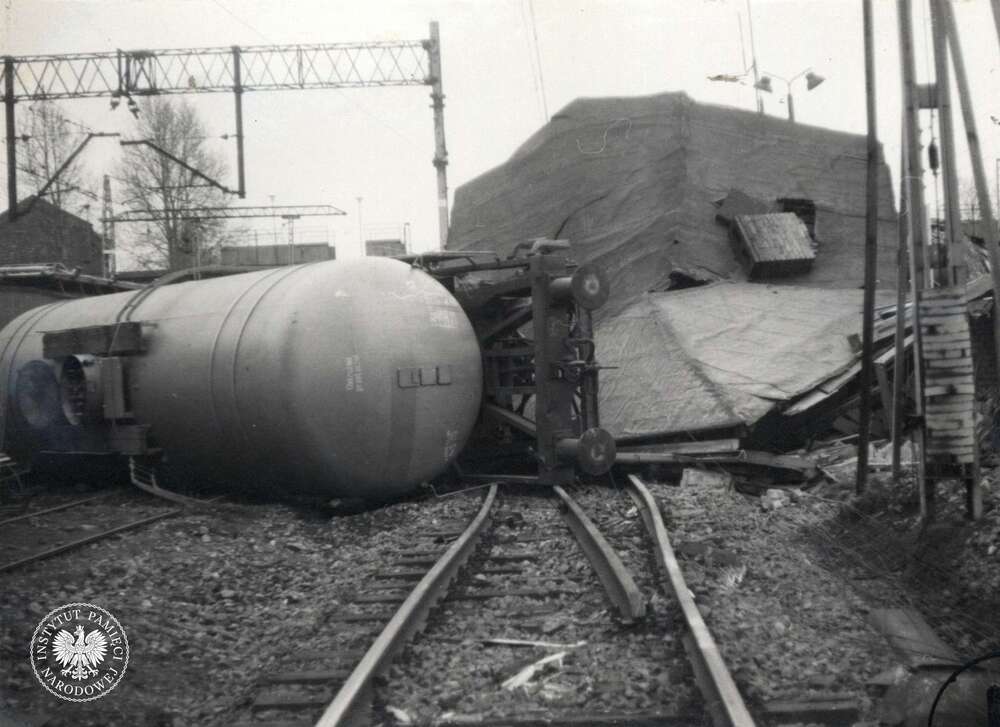 Wykolejone cysterny i zburzona nastawnia w Częstochowie, kwiecień 1987 r. (IPN Ka 029/127)