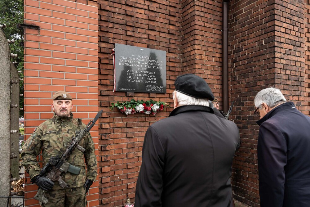 Pamiętamy o zmarłych. Fot.: IPN Krzysztof Łojko