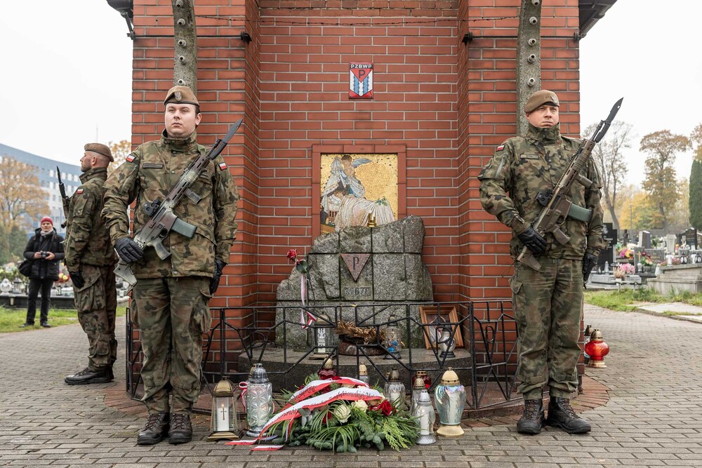 Pamiętamy o zmarłych. Fot.: IPN Krzysztof Łojko