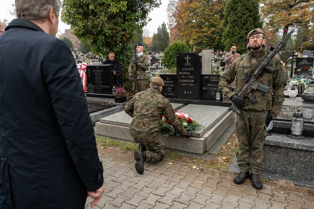 Pamiętamy o zmarłych. Fot.: IPN Krzysztof Łojko