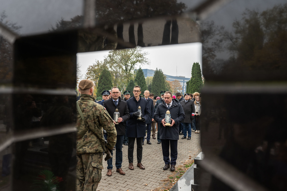 Pamiętamy o zmarłych. Fot.: IPN Krzysztof Łojko