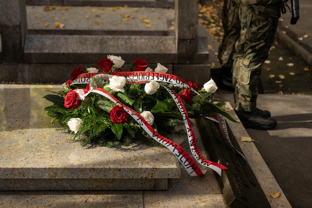 Pamiętamy o zmarłych. Fot.: IPN Krzysztof Łojko