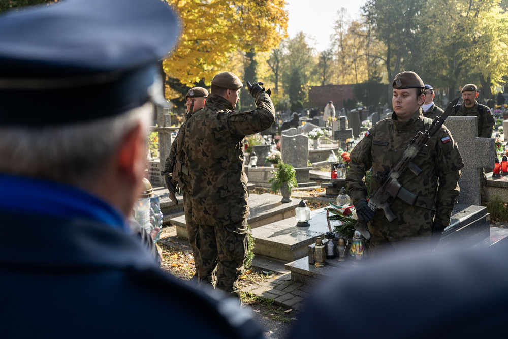 Pamiętamy o zmarłych. Fot.: IPN Krzysztof Łojko