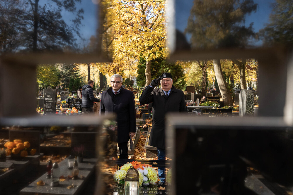 Pamiętamy o zmarłych. Fot.: IPN Krzysztof Łojko