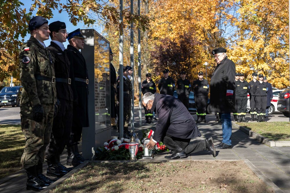 Pamiętamy o zmarłych. Fot.: IPN Krzysztof Łojko