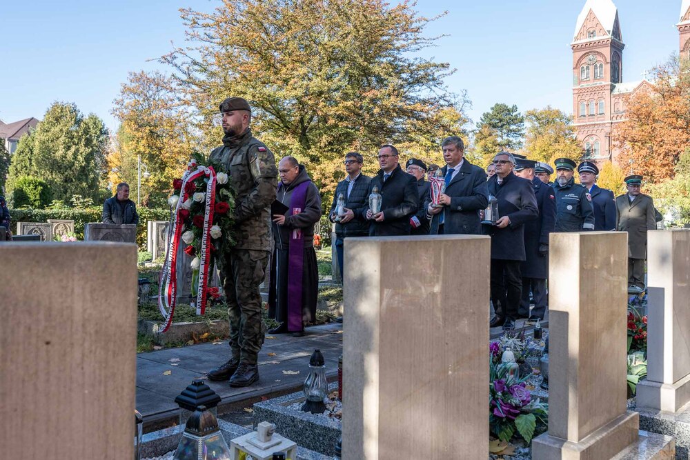 Pamiętamy o zmarłych. Fot.: IPN Krzysztof Łojko