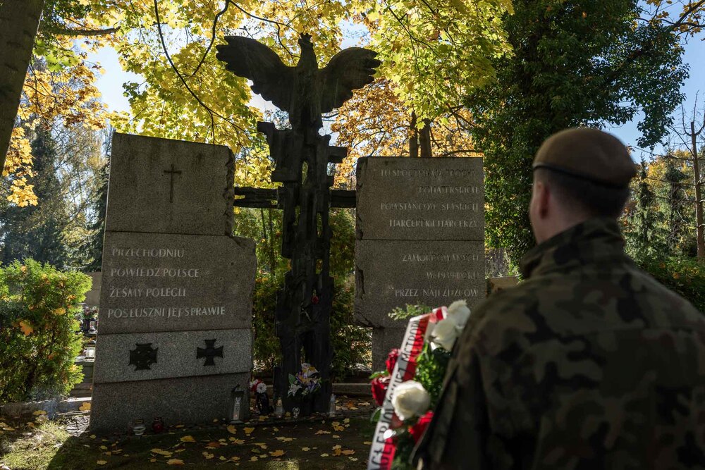 Pamiętamy o zmarłych. Fot.: IPN Krzysztof Łojko