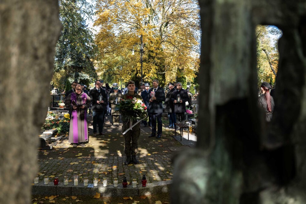 Pamiętamy o zmarłych. Fot.: IPN Krzysztof Łojko