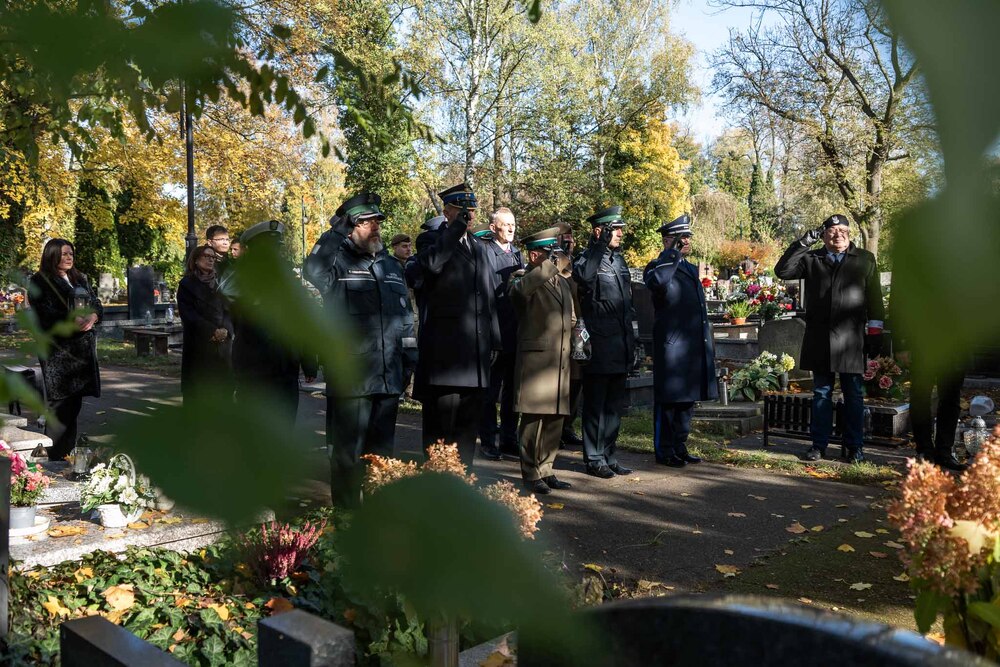 Pamiętamy o zmarłych. Fot.: IPN Krzysztof Łojko