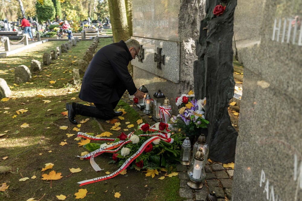 Pamiętamy o zmarłych. Fot.: IPN Krzysztof Łojko