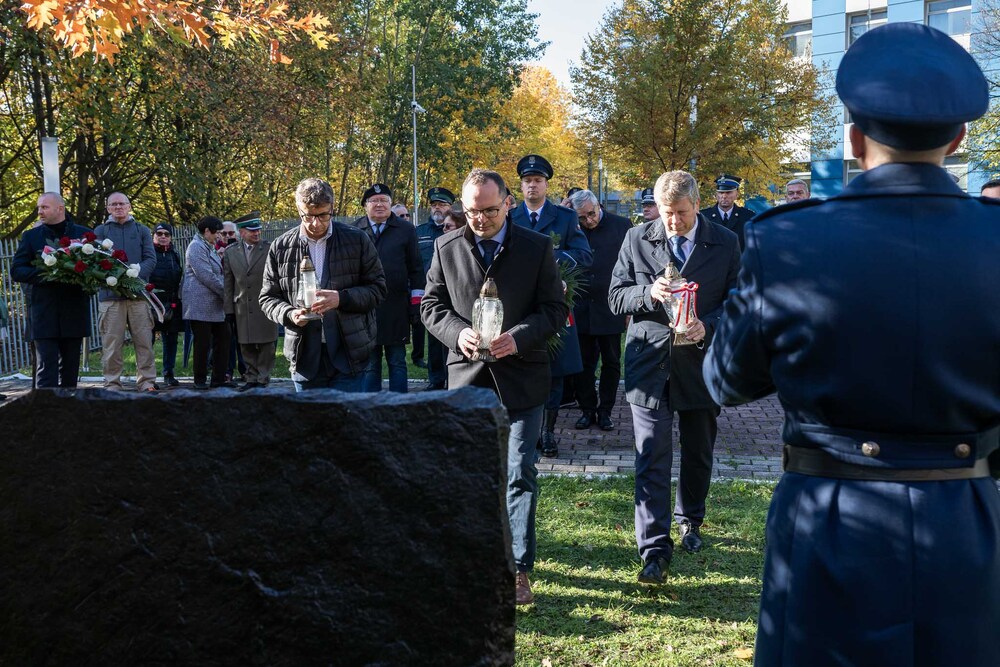 Pamiętamy o zmarłych. Fot.: IPN Krzysztof Łojko