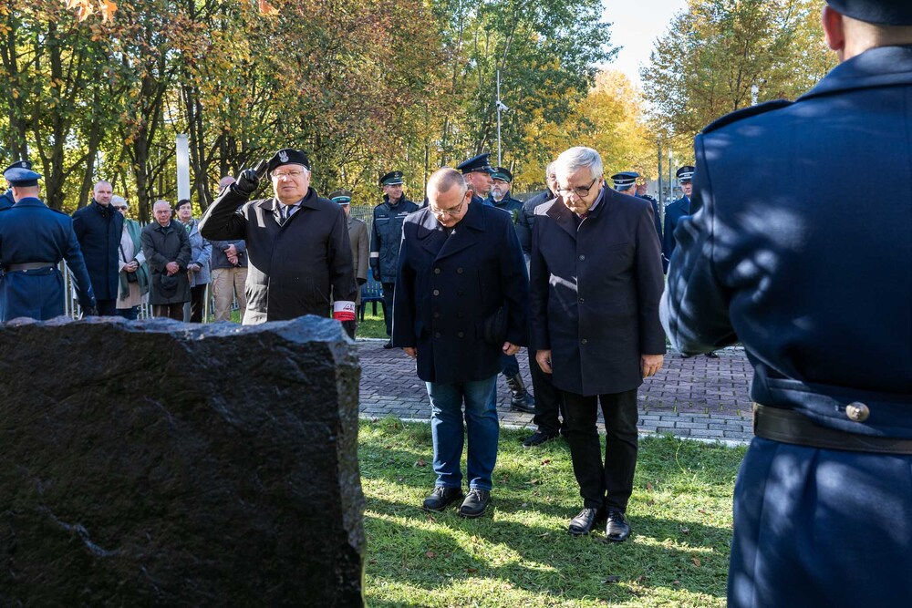 Pamiętamy o zmarłych. Fot.: IPN Krzysztof Łojko