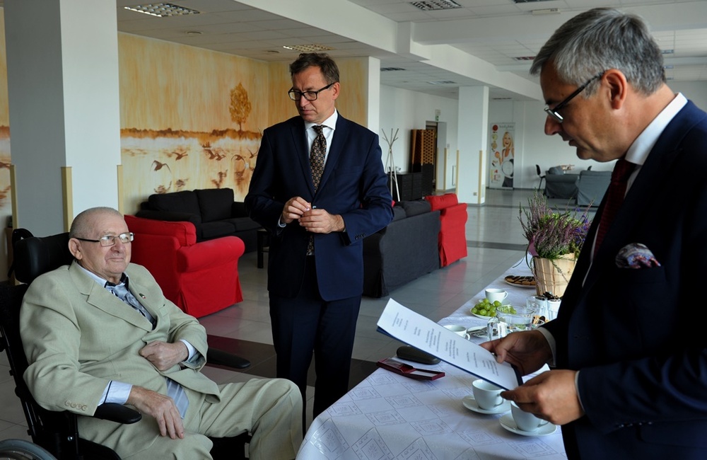 Uroczystość wręczenia Krzyża Wolności i Solidarności Januszowi Kucińskiemu.