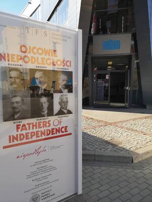 Otwarcie wystawy „Ojcowie Niepodległości“ w Sędziszowie.